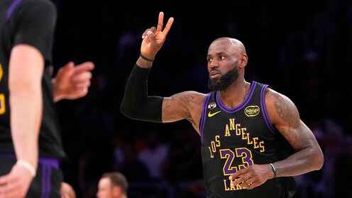 越老越穩(wěn)！詹姆斯12中8高效拿下21分7板7助2帽 兩分球7中7