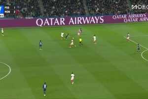  巴黎1-3落后摩納哥！李剛?cè)屎髨?chǎng)被斷球！巴洛貢外圍兜射遠(yuǎn)角破門(mén)