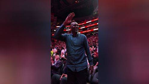 諸多火箭名宿到場(chǎng)觀戰(zhàn)！姚明現(xiàn)身豐田中心 起身向球迷揮手致意