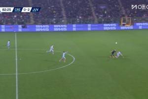  ?老兵一往無前！瓦爾迪扛翻加蒂殺入禁區(qū)低射攻破尤文！