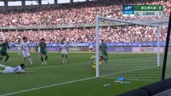 瓜里拉帕頭槌攻門 薛慶浩側身單手將球撲出