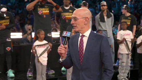 荣耀时刻！尼克斯夺得杯赛冠军 布伦森&唐斯一同捧起奖杯