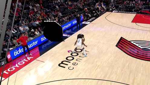 ?韋斯利晃倒對(duì)手，吸引防守給楊瀚森，小楊雙手暴扣2+1！