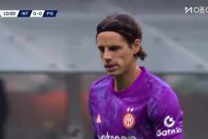  超級巨大失誤！索默出擊傳球失誤送大禮，莫雷奧吊射空門得手！