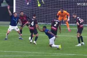  國米球員抗議！里奇補時禁區內手球！主裁判無表示VAR也未介入！