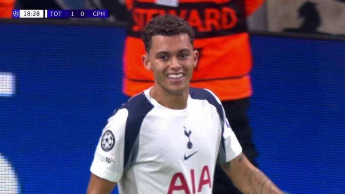 熱刺率先破門！西蒙斯助攻約翰遜過門將輕松破門