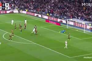 天秀！維尼修斯個人能力1v3強起兜射打破僵局