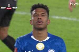  這也不進(jìn)嗎？埃斯特旺單刀晃過門將打空門竟踢飛了！