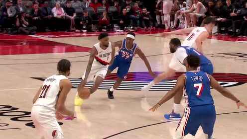 楊瀚森順下接隊友傳球 艱難上籃命中