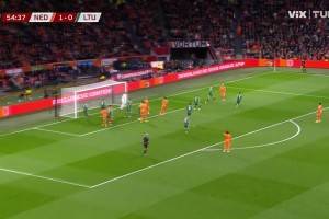 荷蘭2-0領先！德里赫特頭球擺渡造點，加克波主罰打進