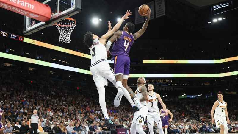 ??掘金險(xiǎn)勝太陽 約基奇23+17+17&拋投準(zhǔn)絕殺 布克22分失絕殺