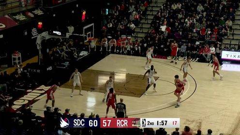 手感柔和！楊瀚森遭切球仍不慌不忙，后仰中投輕取兩分