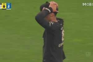  錯失進球！拜爾禁區(qū)內(nèi)被放倒造點！恩梅查主罰點球直接射偏！