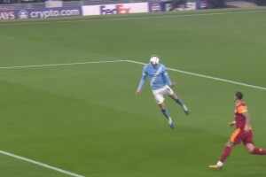  差之毫厘！艾特-努里精準傳中，哈蘭德飛身頭球稍稍偏出！