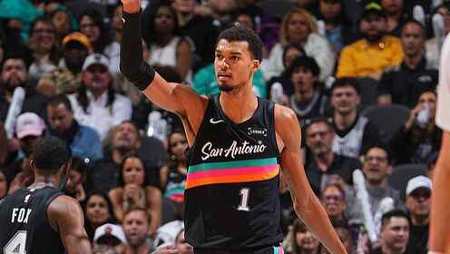 各種表演！文班背靠背打26分鐘 15中7得到16分14板1助2斷4帽