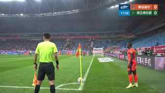 林創(chuàng)益?zhèn)髦兄グＶ祚R頭球破門，浙江0-1落后海牛