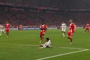 [射门被扑]这长传太准了！阿诺德传中，姆巴佩侧身凌空抽射被诺伊尔挡出