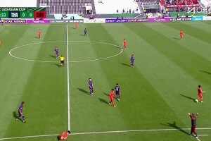  這下有點臟??泰國球員踩王鈺棟腳，裁判沒出牌表示