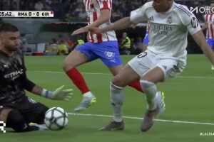 [出击解围] 可惜！卡马温加送长传，姆巴佩前插停球稍大被门将出击解围！