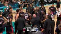 三球用手扒阿德巴約腳后跟致其倒地受傷，已提前退賽！