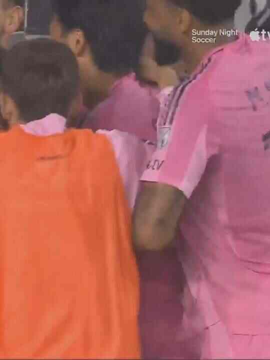 帥爆?梅西任意球世界波，一腳圓月彎刀破門本場2射1傳！