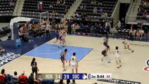 隊友上籃不中 楊瀚森單手將球補進