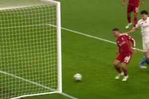 利物浦五球領先！卡拉巴赫后衛解圍失誤，麥卡利斯特單刀破門