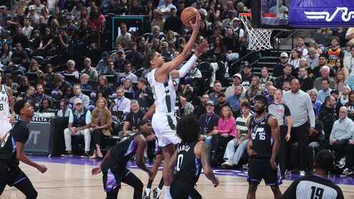 ??爵士大勝雄鹿終結4連敗 貝利33+9 科迪威23分 羅林斯15+5