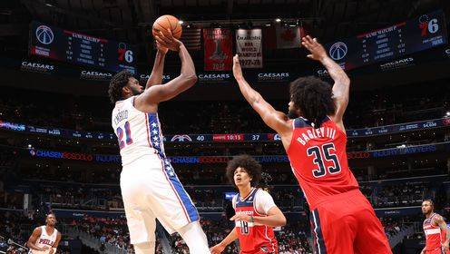 致敬登哥??恩比德貢獻(xiàn)25+7+5 但坐在板凳上看隊(duì)友完成逆轉(zhuǎn)！