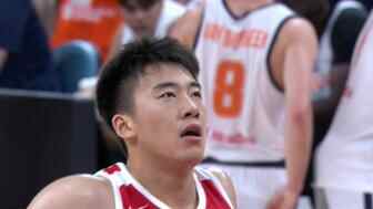  身体碾压！王俊杰篮下强起命中还有加罚