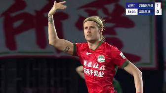 带刀后卫赛季第4球！纳萨里奥助攻迈达纳头球破门，河南1-0领先