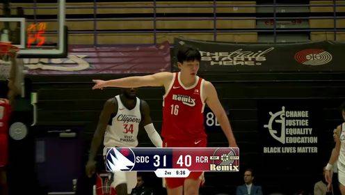 仙人指路?。铄№敯l(fā)牌妙傳，助攻空切的隊友輕松暴扣！