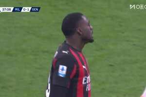  ?神級喜劇人！萊奧打門被撲出，福法納頭球補射不慎滑倒！