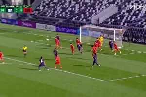  炸裂?！國足U23李昊神勇擋出隊友頭球，拜合拉木差點烏龍