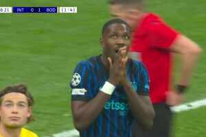  運氣真差！阿坎吉打門擊中立柱！圖拉姆轉(zhuǎn)身勾射偏出！