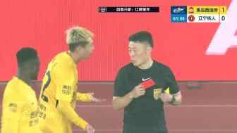 丁海峰飛踹費利佩背部 主裁回看后將其紅牌罰下