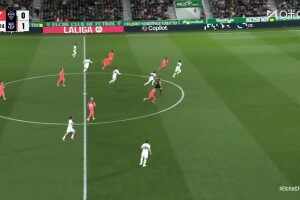 就是打身后！阿爾瓦羅單刀低射遠角得手，埃爾切扳平巴薩