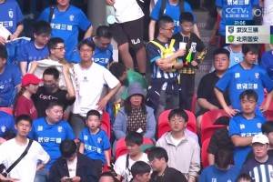  这。。。！武汉三镇球迷在看台玩起来乌龟玩偶