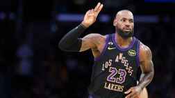 越老越妖！詹姆斯16中10拿下28分6板12助4斷 末節(jié)3次擊地妙傳