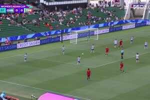 還是沒進(jìn)球！王霜精準(zhǔn)傳中給邵子欽，后者甩頭攻門被撲！