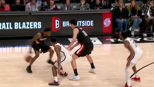 自信操作！楊瀚森持球單吃對手 頂著防守上籃打進