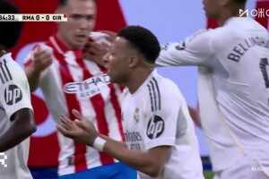 [进攻犯规] 姆巴佩摆脱防守被吹进攻犯规 与主裁理论后被出示黄牌！