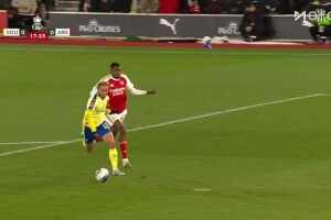  關鍵！加布里埃爾頭球解圍失誤送單刀！莫斯克拉回追破壞！