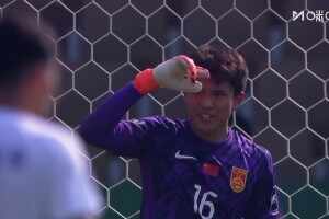 李昊飛身撲出對手遠射 手指腦袋提醒隊友