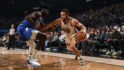 🏀勇士三人20+轻取魔术 库里26+6 巴特勒21分 班凯罗21+12+7