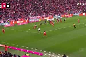 法蘭克福門將黃油手！帕夫洛維奇抽射破門，拜仁1-0領先