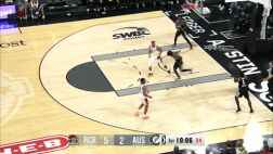 庫克突破吸引火力回傳，楊瀚森接球命中大空位三分