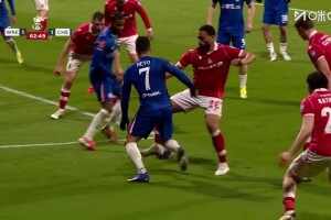  內(nèi)托禁區(qū)內(nèi)閃轉(zhuǎn)騰挪傳球，哈托打門擦柱而出！