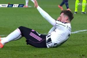  爭議！孔塞桑禁區內倒地不起，盧庫米將孔塞桑抱起又摔下！