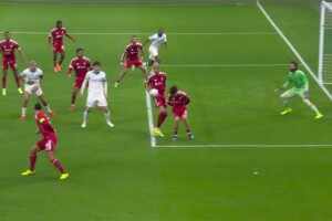  防守漏人！古伊里禁區內無人盯防抽射！阿利松神勇撲出！